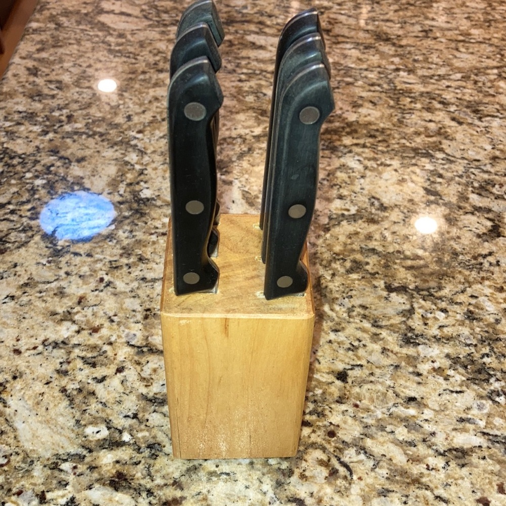 Siltzer Knifes 6 with holder. In  great condition